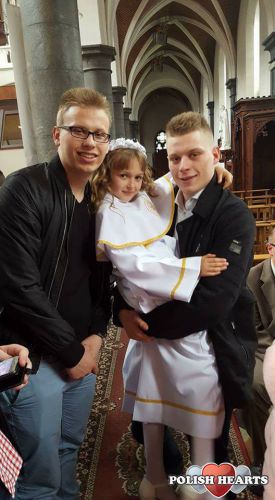 Po lewej jest moj brat i siostrzyczka. Ja trzymam moja siostre.
